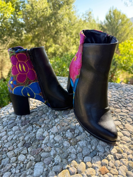 Shoes - Beautiful Embroidered Ankle Boots 🖤🌸